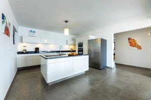 Fridge, microwave, oven, stovetop - Enchanting Fresh Villa with Amazing Spanish Water View (Willemstad)