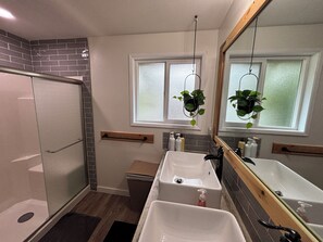 Suihku, hiustenkuivaaja, pyyhkeet, saippua