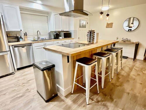 Equipped 3bd/2ba Home with Private Backyard Oasis, Comfort & Convenience Await!