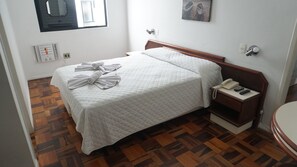 Caja de seguridad en la habitación y tabla de planchar con plancha 