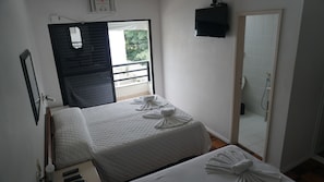 Caja de seguridad en la habitación y tabla de planchar con plancha