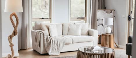 Smart TV, fireplace, books, stereo