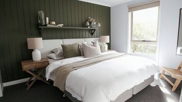 4 bedrooms, iron/ironing board, WiFi