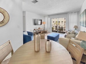 Condo, 2 Bedrooms | Dining