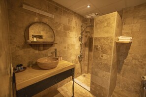Royal Suite With Jacuzzi | 浴室 | 淋浴设施、大花洒淋浴喷头、免费洗浴用品、吹风机