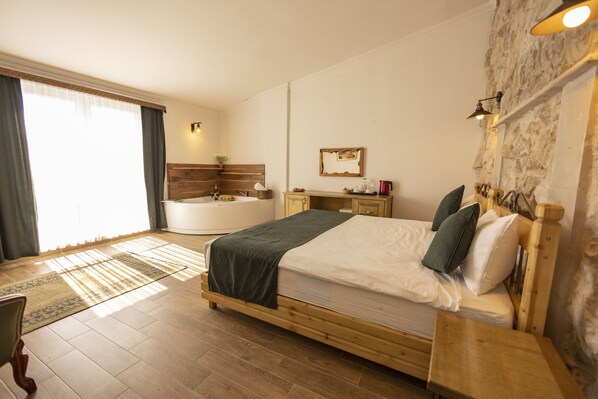 Royal Suite With Jacuzzi | Hypo-allergenic bedding, down duvets, individually decorated - Soleado Capadocia Hotel (Nevsehir)