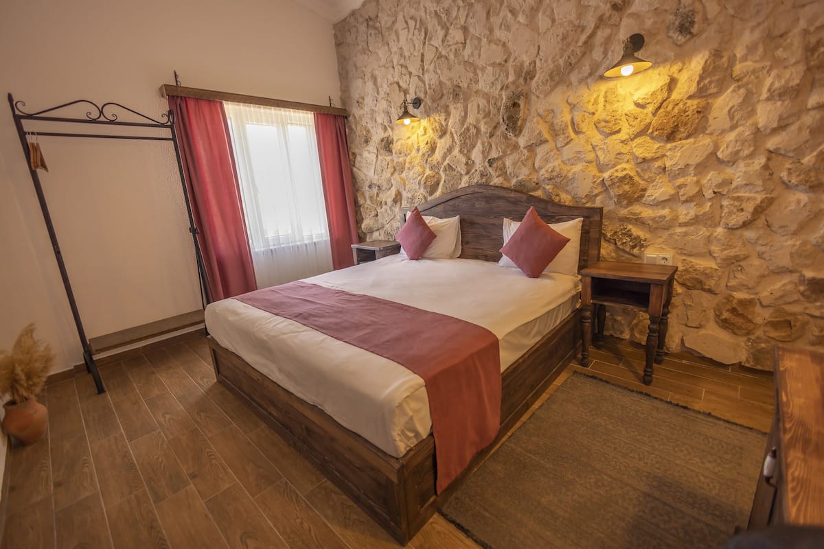Standard Room | Hypo-allergenic bedding, down comforters, individually decorated