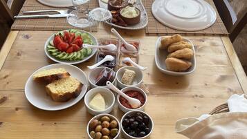 Desayuno con opciones de la cocina local incluido todos los días