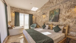 Royal Suite With Jacuzzi | 低刺激性寝具、羽毛の掛け布団、デスク、ノートパソコン用作業スペース