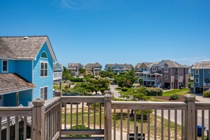 Property grounds - Good Day Sunshine-Oceanside, pool, hot tub, dog friendly, close to the beach! (Nags Head)