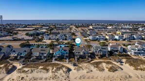 Une zone résidentielle côtière avec des maisons, des plages de sable et une vue dégagée sur l’océan.