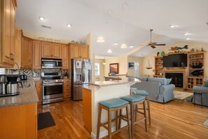 Frigorifero, microonde, forno, piano cottura