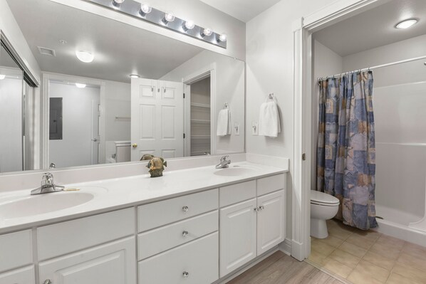 PC1424: Whispering Sound | Bedroom 1 Private Bath - Whispering Sound: Waterfront | Pool/Gym Access (Manteo)