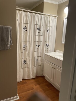 Duschwanne, Handtücher, Toilettenpapier