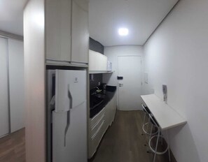 Geladeira, micro-ondas, cooktop, cafeteira/chaleira