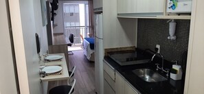 Geladeira, micro-ondas, cooktop, cafeteira/chaleira