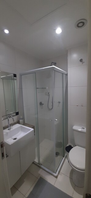 Dusche, Haartrockner, Handtücher