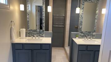 Duschwanne, Handtücher, Seife, Toilettenpapier