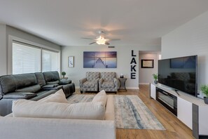 TV, fireplace