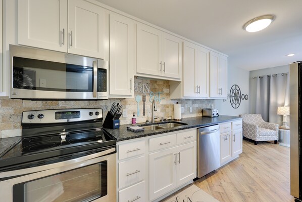 Fridge, microwave, stovetop, dishwasher