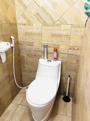 Een douche, handdoeken, toiletpapier
