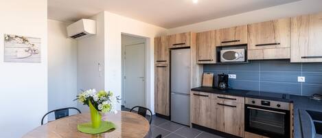 Réfrigérateur, micro-ondes, four, lave-vaisselle