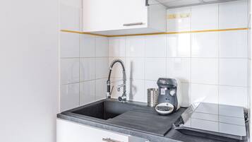 Refrigerador, cafetera y tetera y tetera eléctrica