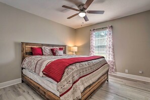 2 bedrooms, WiFi, bed sheets - 'The Royal Retreat' ~ 10 Mi to Local Beaches! (Pensacola)