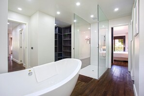 Badewanne, Haartrockner, Handtücher