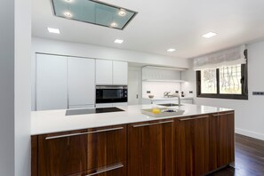 Jääkaappi, mikroaaltouuni, uuni, astianpesukone