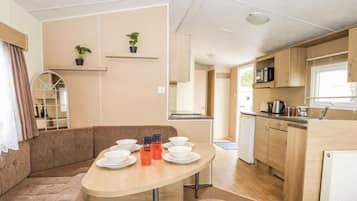 Chalet | Yksityinen keittiö | Jääkaappi, mikroaaltouuni, uuni, liesi