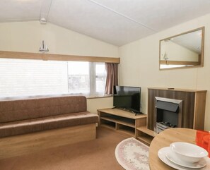 Chalet | Badkamer | Een douche, een haardroger, handdoeken
