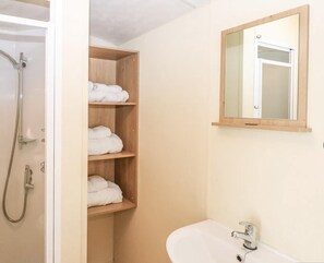 Chalet | Bathroom | Shower, hair dryer, towels - Serene Chalet Retreat (Southampton)