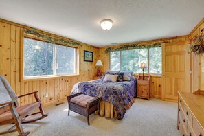 4 bedrooms, desk, iron/ironing board, travel crib
