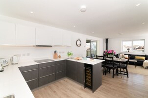 Cottage | Private kitchen | Fridge, dishwasher, electric kettle, toaster