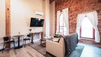 1 Bedroom Suite, Room 6 | Oppholdsområde | En 45-tommers smart-TV med kabel-kanaler samt Netflix