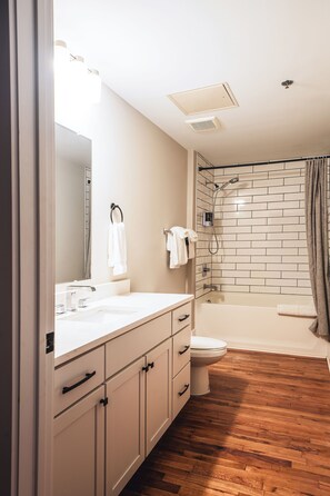 Premium Loft | Bilik Mandi | Pancuran mandi, pengering rambut, tuala disediakan, sabun 