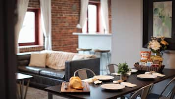 3 Bedroom Suite, Ground Floor, Room 1 | ๊ฐ์ค ๋ด ์์ฌ ๊ณต๊ฐ