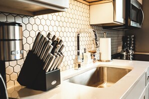2 Bedroom Suite, Room 7 | Dapur pribadi | Lemari es besar, microwave, oven, dan kompor