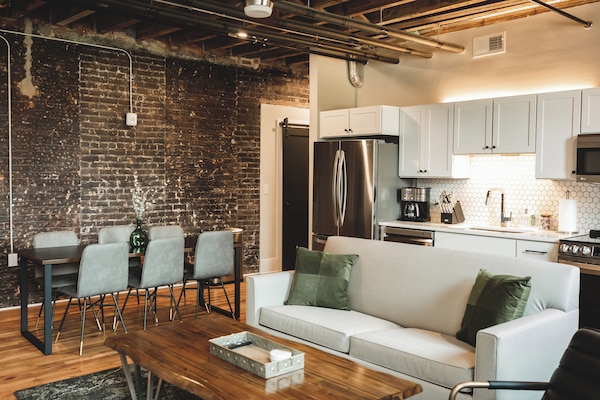 2 Bedroom Suite, Room 7 | Área de sala de estar | Smart TV de 45 pulgadas con canales por cable y Netflix