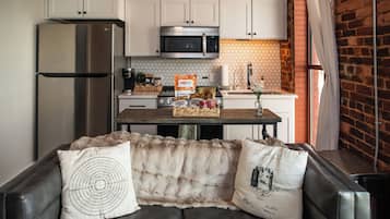 1 Bedroom Suite, Room 11 | Cocina privada | Frigorífico grande, microondas, horno y placa de cocina