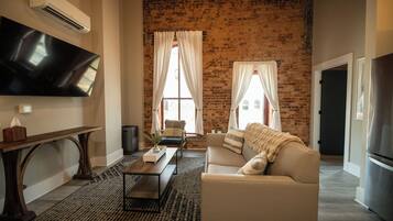 1 Bedroom Suite, Room 6 | Living area
