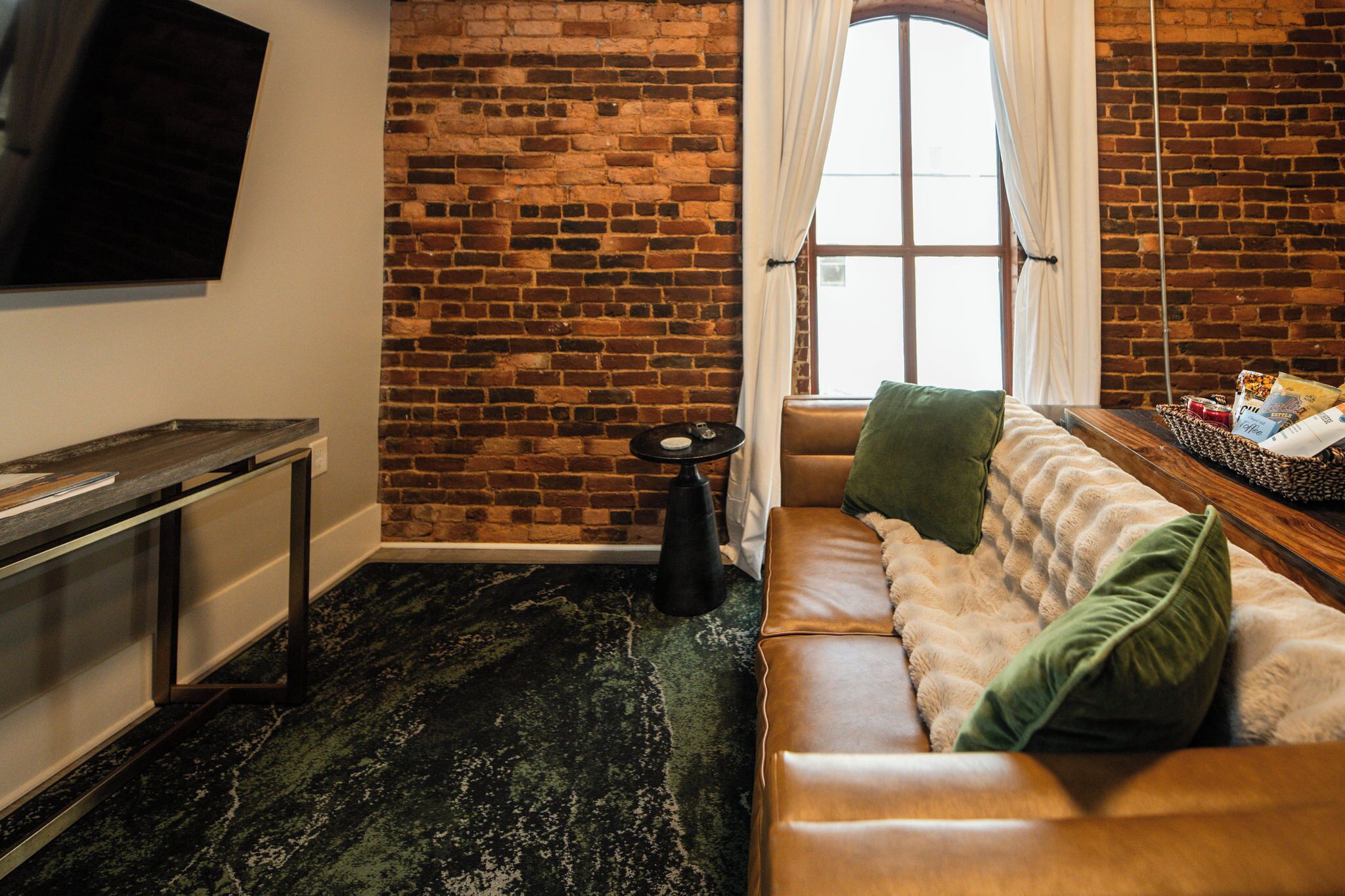 1 Bedroom Suite, Room 12 | Living area