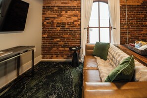 1 Bedroom Suite, Room 12 | Oppholdsområde | En 45-tommers smart-TV med kabel-kanaler samt Netflix