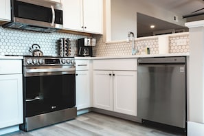 Full-sized fridge, microwave, oven, stovetop
