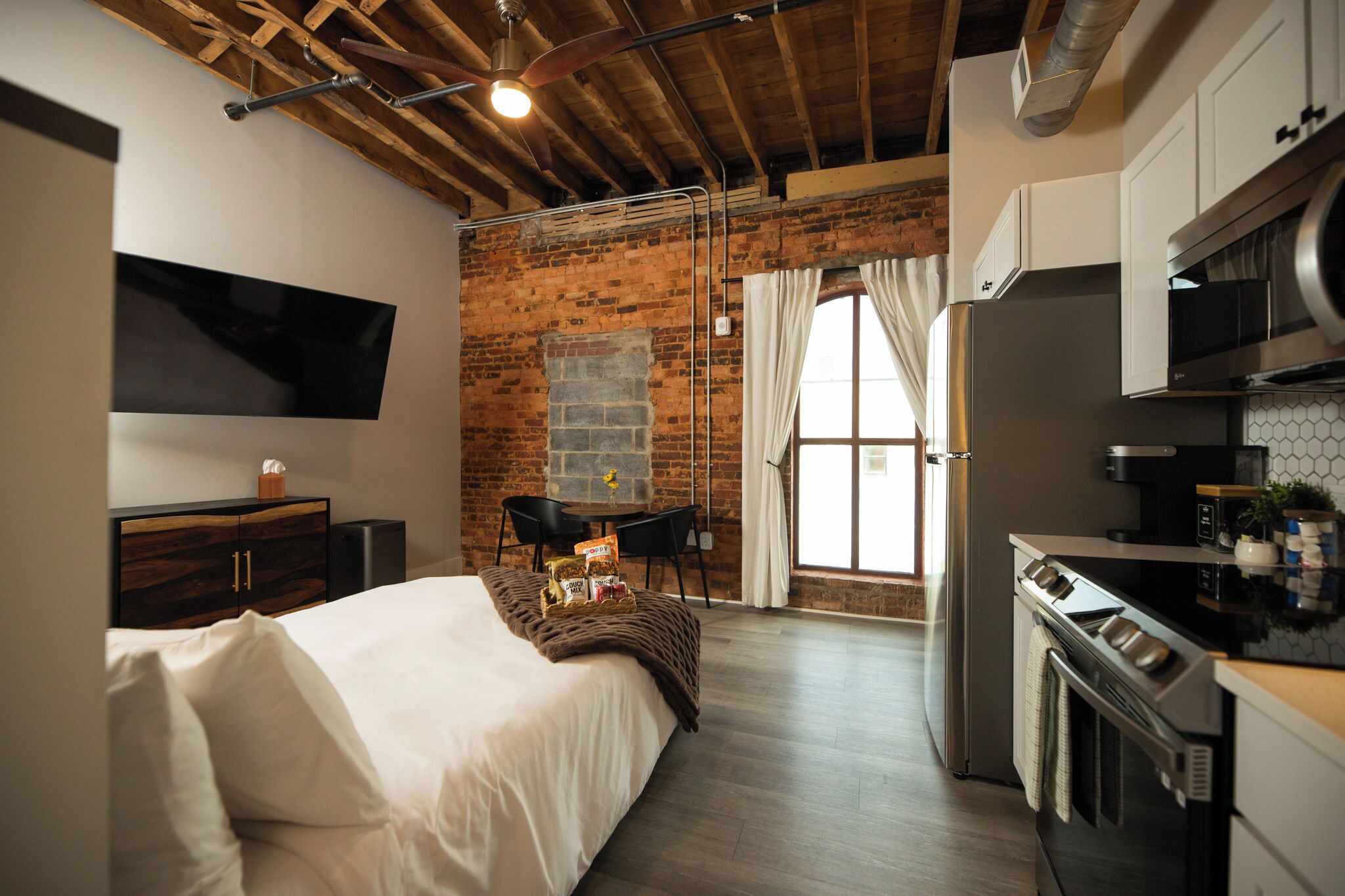 Studio Suite, Top Floor, Room 13 | Premium bedding, individually decorated, individually furnished, desk