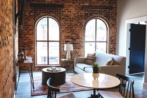 디자인 로프트 | 거실 공간 | 케이블 채널 시청이 가능한 45인치 스마트 TV, 넷플릭스, 스트리밍 서비스