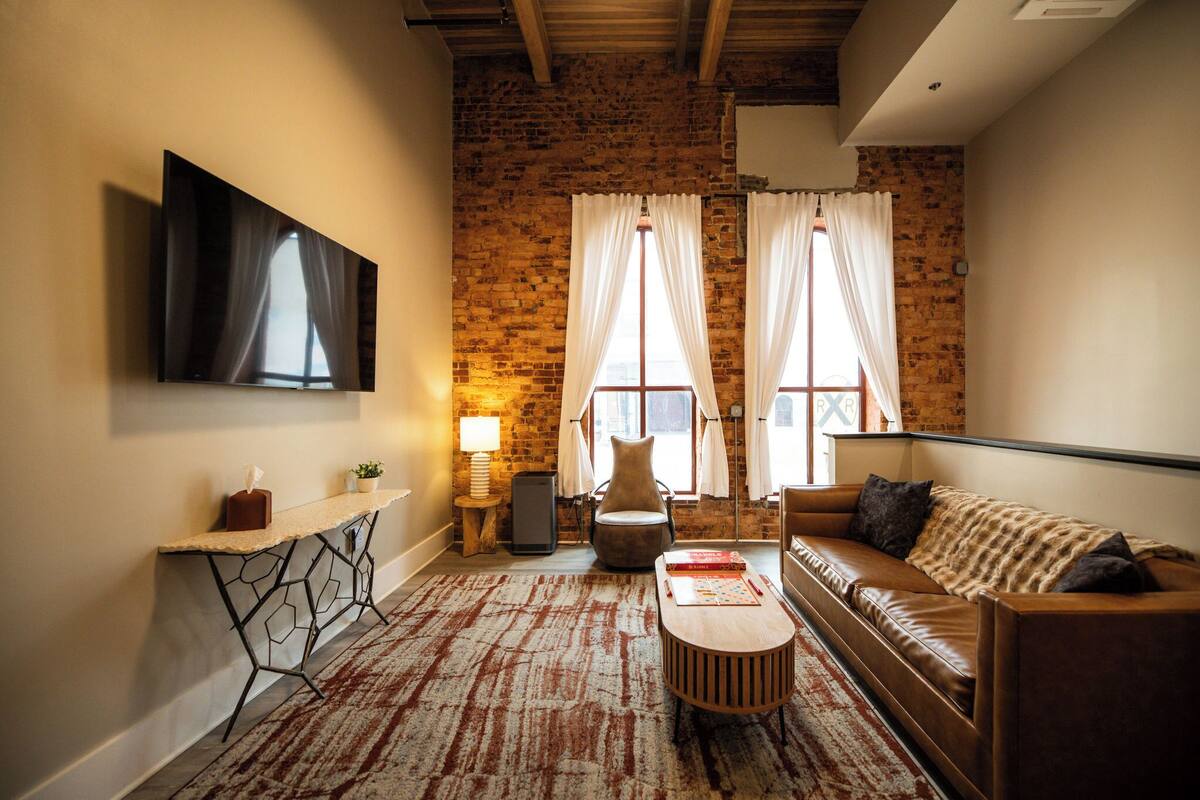 2 Bedroom Townhouse, Room 3 | Living area | 45-inch Smart TV with cable channels, Netflix, streaming services