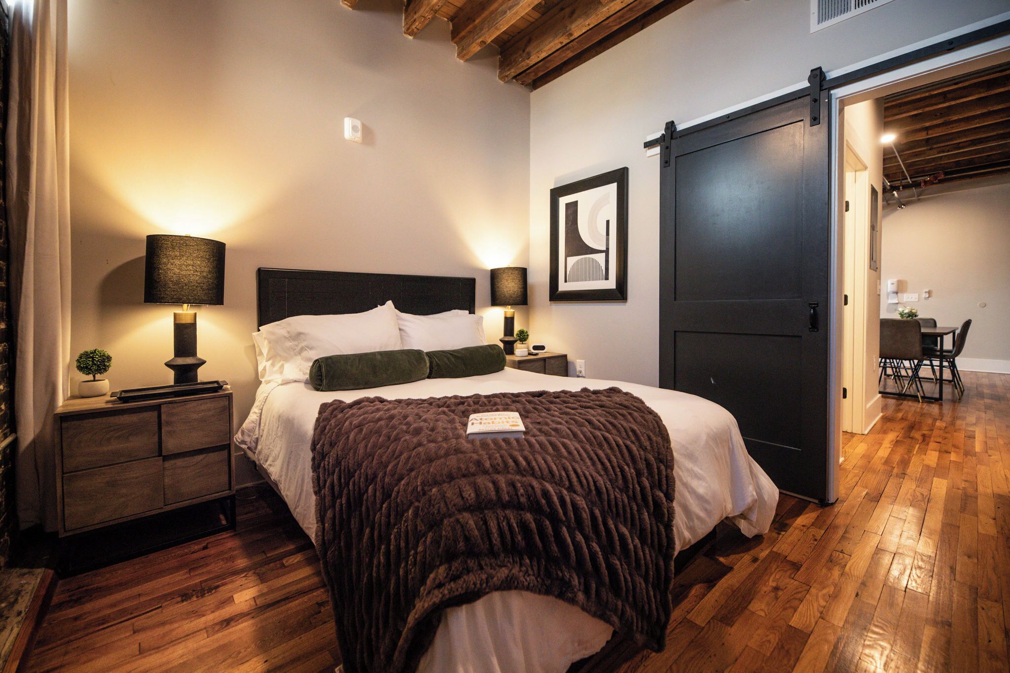 2 Bedroom Suite, Room 7 | 고급 침구, 각각 다른 스타일의 인테리어, 각각 다르게 가구 비치, 책상