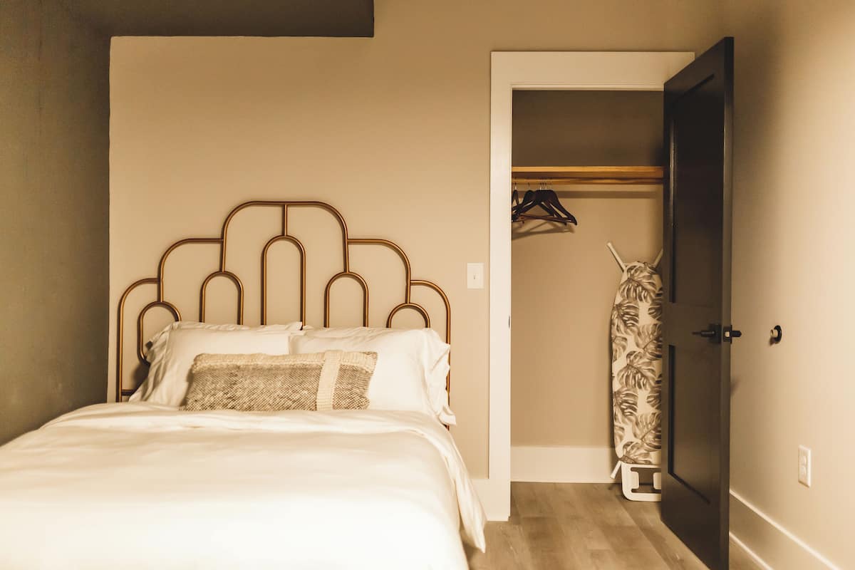 1 bedroom, premium bedding, iron/ironing board, free WiFi